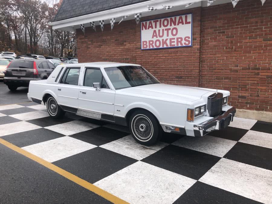 1989 Lincoln Town Car 4dr Sedan Signature, available for sale in Waterbury, Connecticut | National Auto Brokers, Inc.. Waterbury, Connecticut