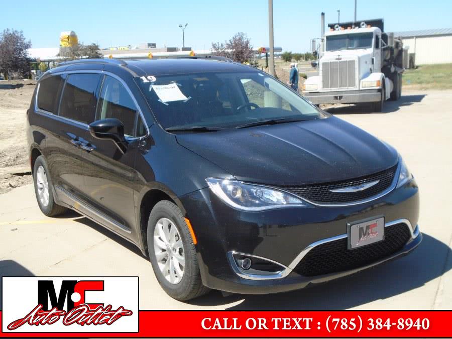 2019 Chrysler Pacifica Touring L FWD, available for sale in Colby, Kansas | M C Auto Outlet Inc. Colby, Kansas