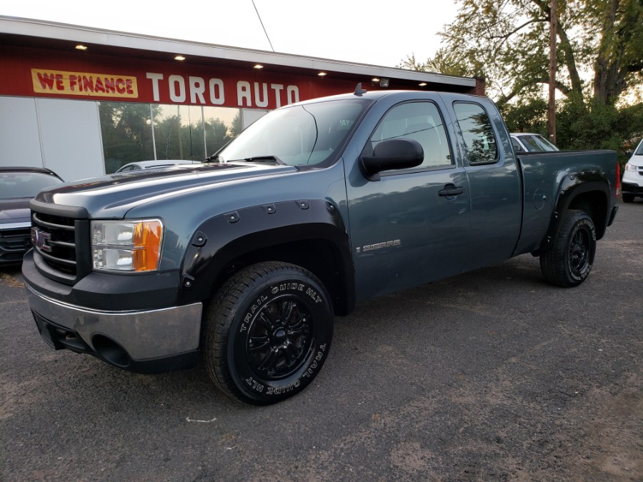 2007 GMC Sierra 1500 4WD Ext Cab 143.5" V8, available for sale in East Windsor, Connecticut | Toro Auto. East Windsor, Connecticut