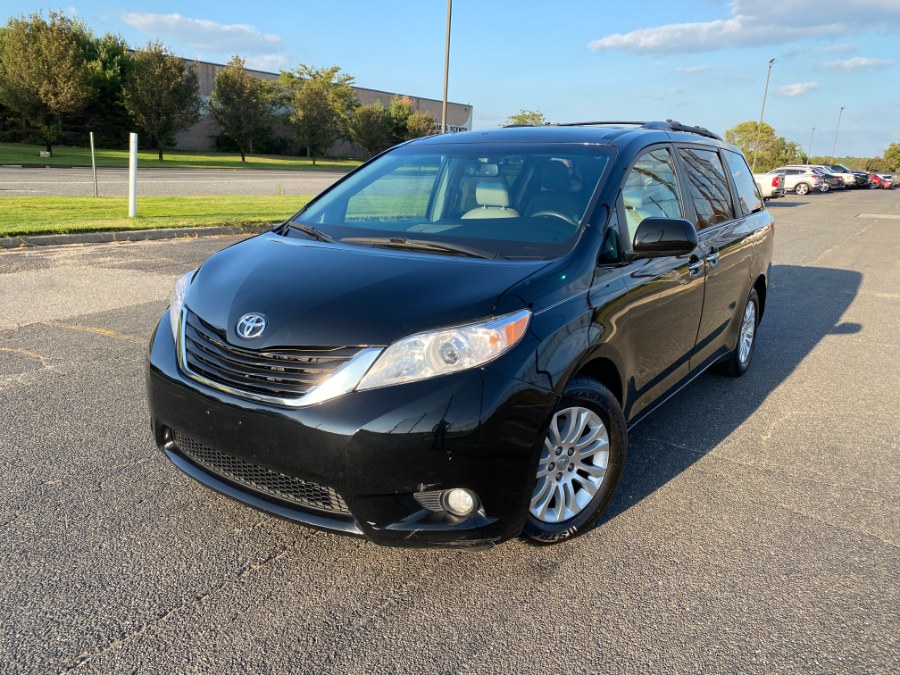 2017 Toyota Sienna XLE V6 7-Passenger Access Seat's photo