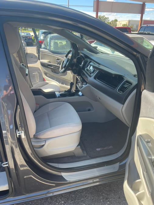 2016 Kia Sedona LX's photo