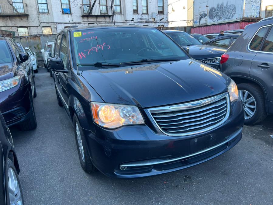 2014 Chrysler Town & Country Touring's photo