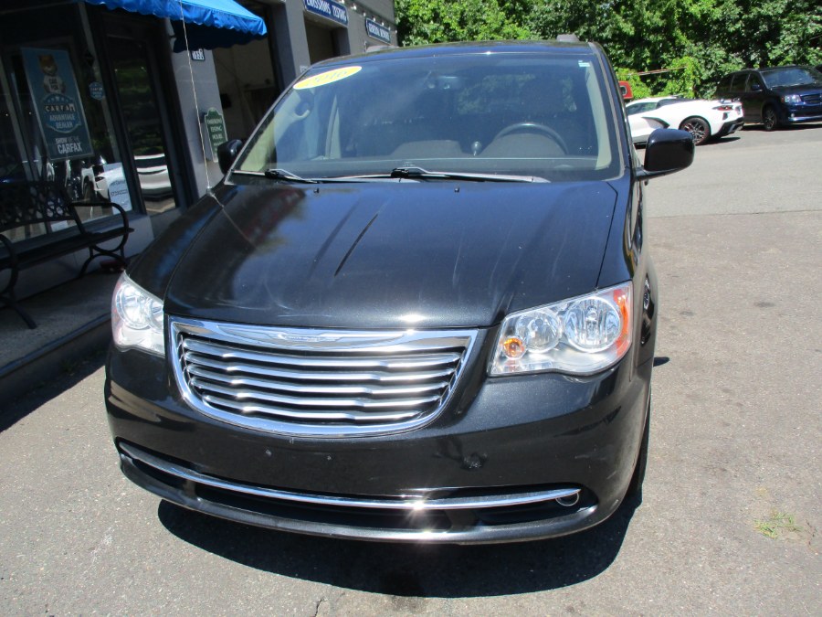 2016 Chrysler Town & Country Touring's photo