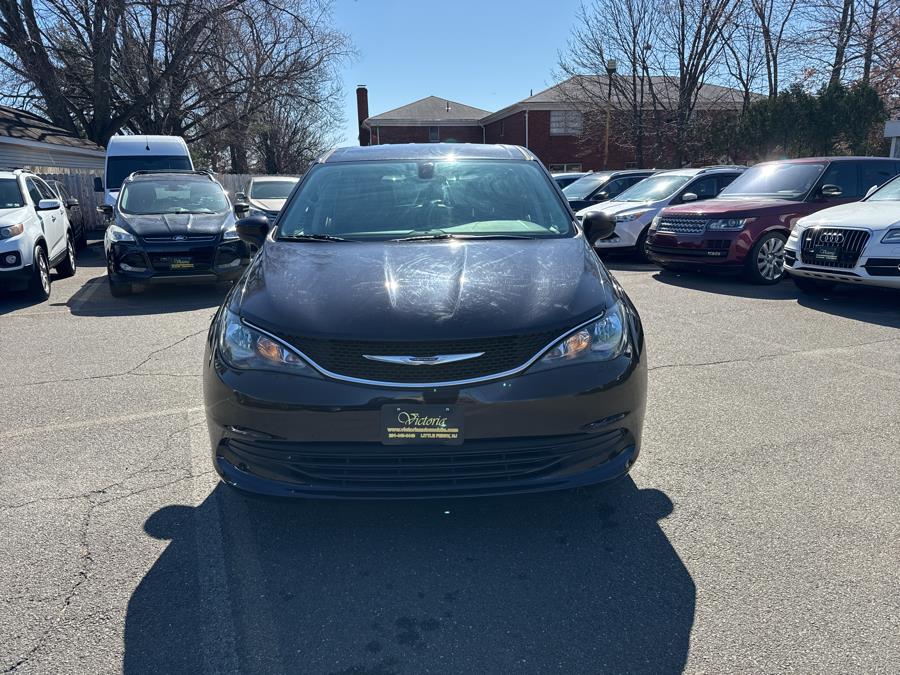 2017 Chrysler Pacifica Touring's photo