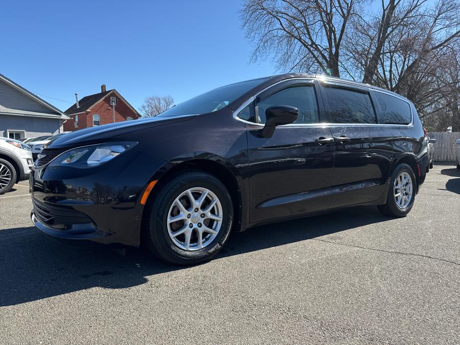 2017 Chrysler Pacifica Touring's photo