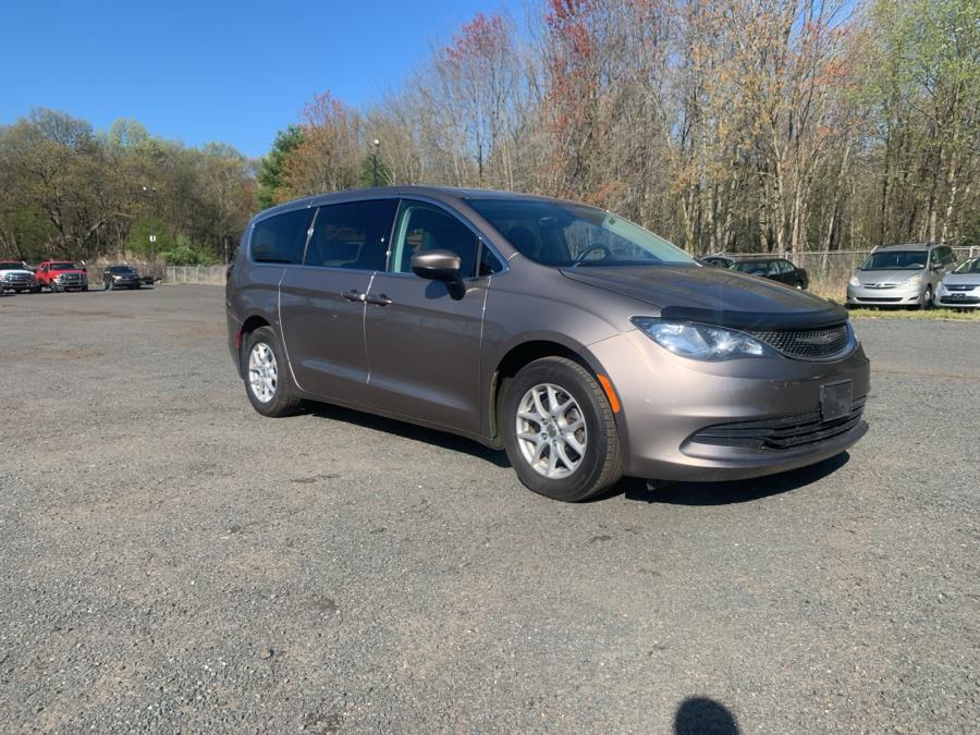 2017 Chrysler Pacifica Touring's photo