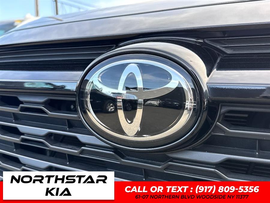 2022 Toyota RAV4 XLE - Photo 12