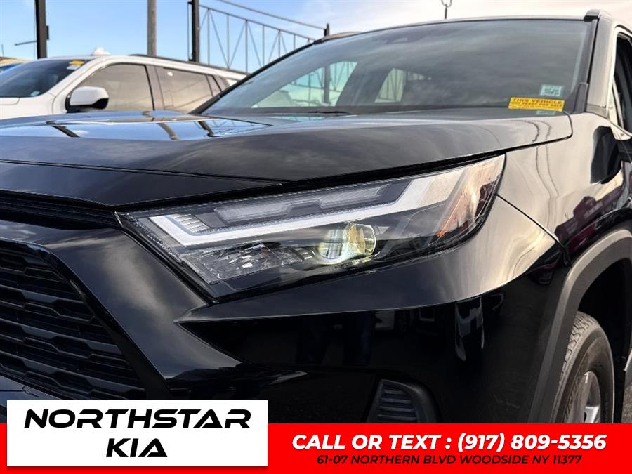 2022 Toyota RAV4 XLE - Photo 13