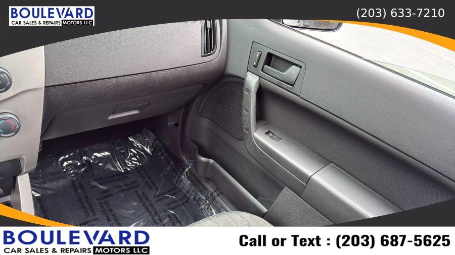 2010 Ford Focus SE - Photo 12