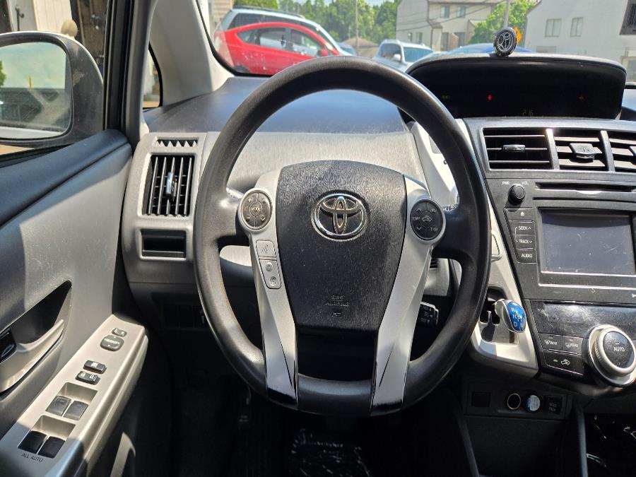 2013 Toyota Prius v Five - Photo 6