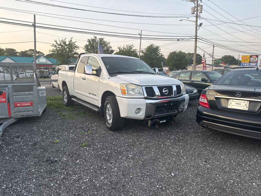 White 2005 Nissan Titan LE King Cab 4WD Pickup Truck Four-Wheel Drive Automatic