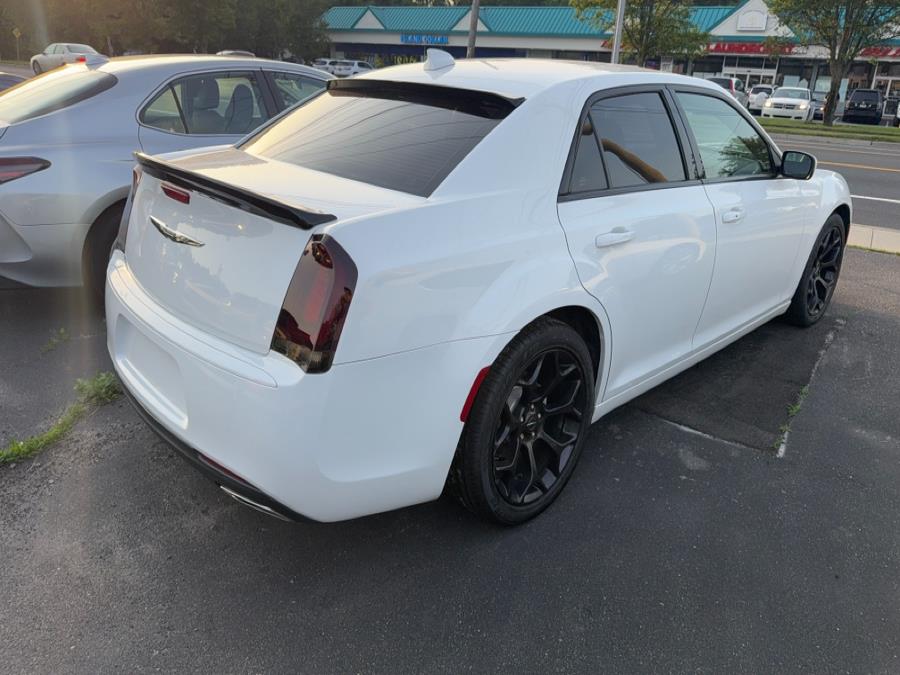 2019 Chrysler 300 S - Photo 4