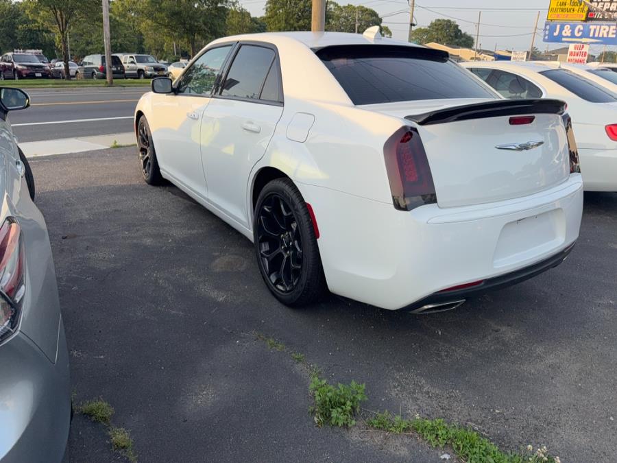 2019 Chrysler 300 S - Photo 3