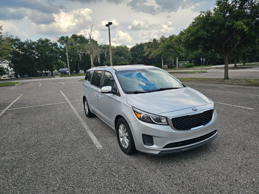 2016 Kia Sedona LX's photo