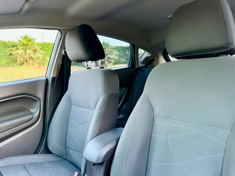 2015 Ford Fiesta SE - Photo 12