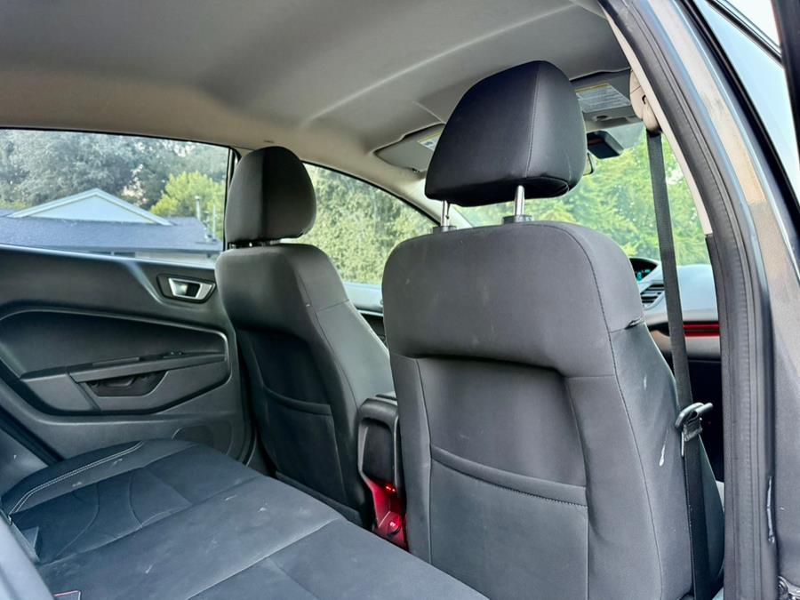 2015 Ford Fiesta SE - Photo 9