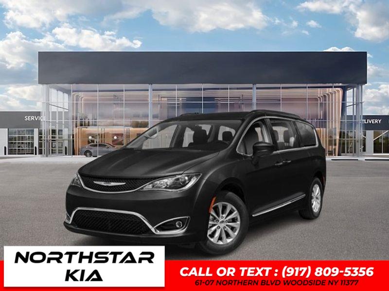 2020 Chrysler Pacifica Limited's photo