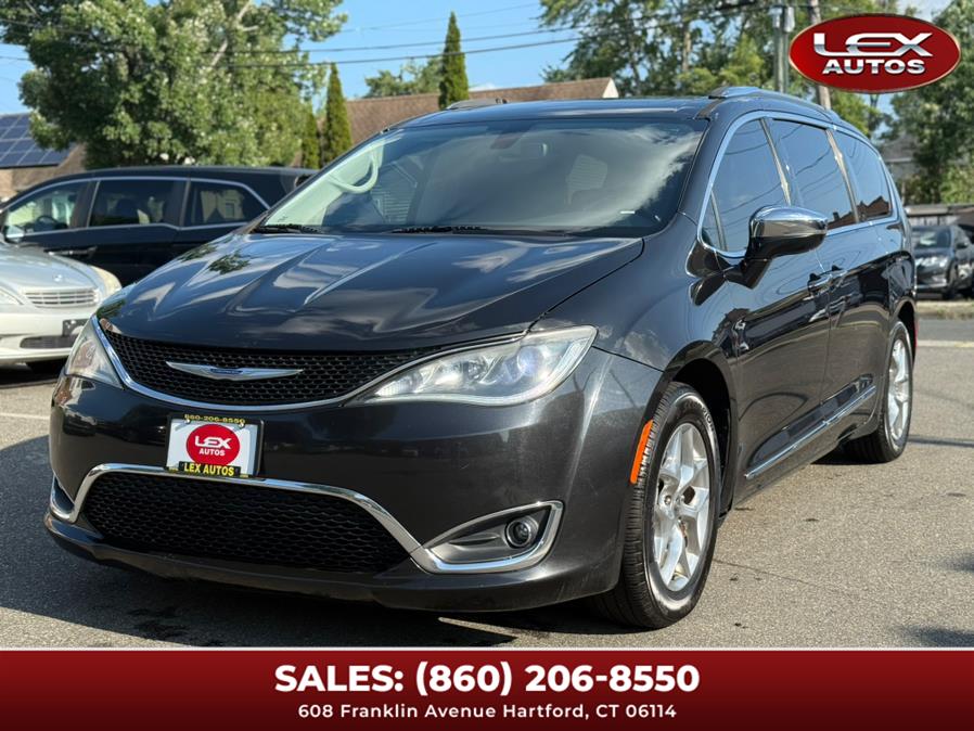 2019 Chrysler Pacifica Limited's photo