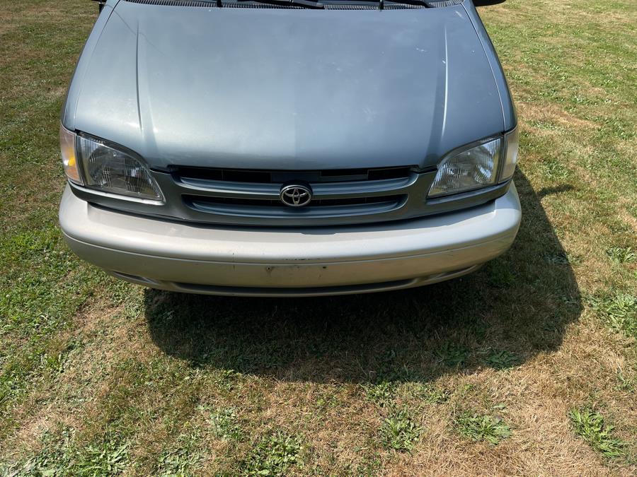 1999 Toyota Sienna LE - Photo 18