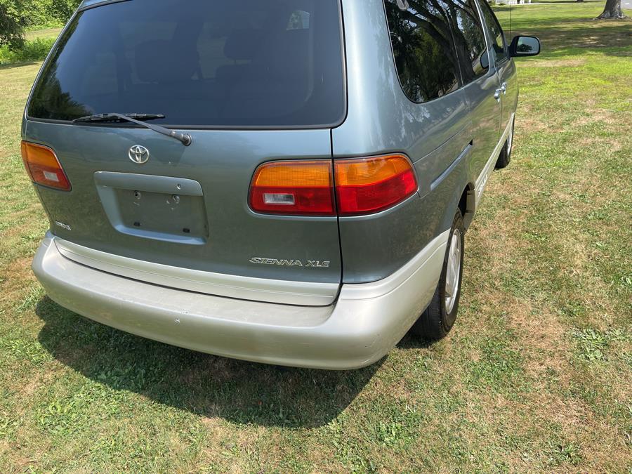1999 Toyota Sienna LE - Photo 27