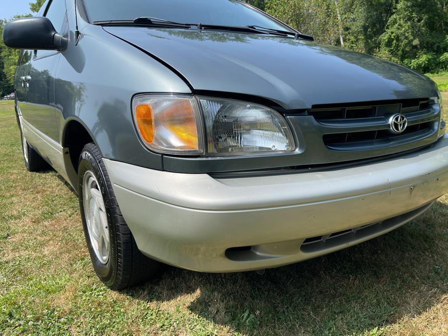 1999 Toyota Sienna LE - Photo 6