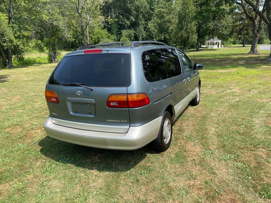1999 Toyota Sienna LE - Photo 24