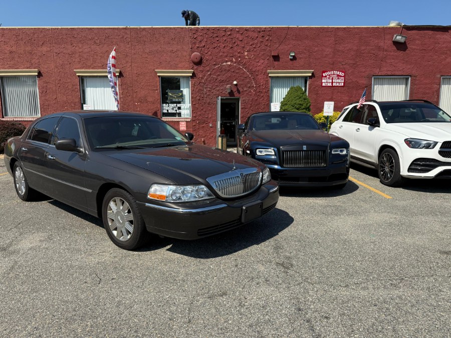 2005 Lincoln Town Car 4dr Sdn Signature Limited, available for sale in Hicksville, New York | REGAL AUTO. Hicksville, New York