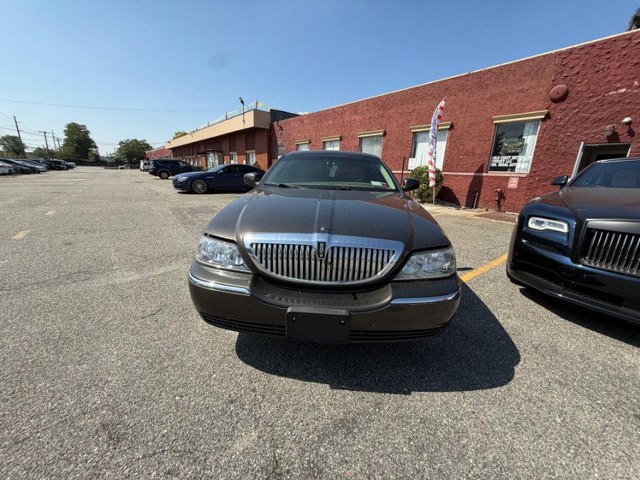 2005 Lincoln Town Car Signature Limited's photo