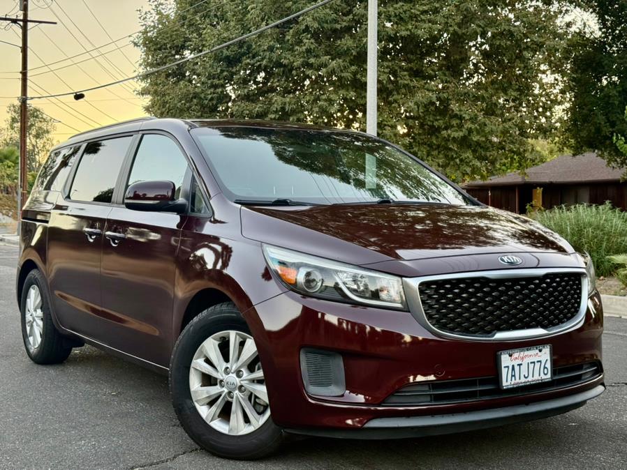 2015 Kia Sedona LX's photo