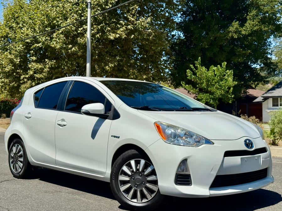 2014 Toyota Prius c Two's photo