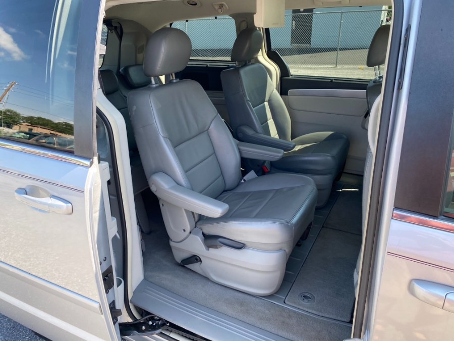2009 Volkswagen Routan SEL - Photo 12
