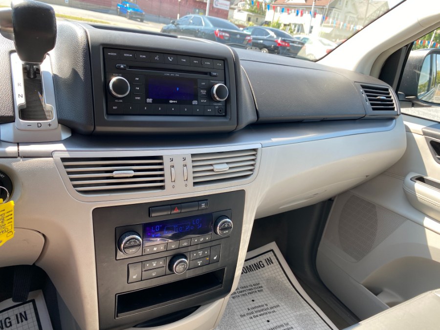 2009 Volkswagen Routan SEL - Photo 16