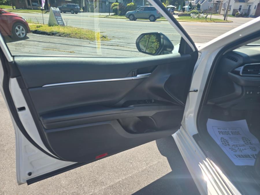 2022 Toyota Camry SE - Photo 14