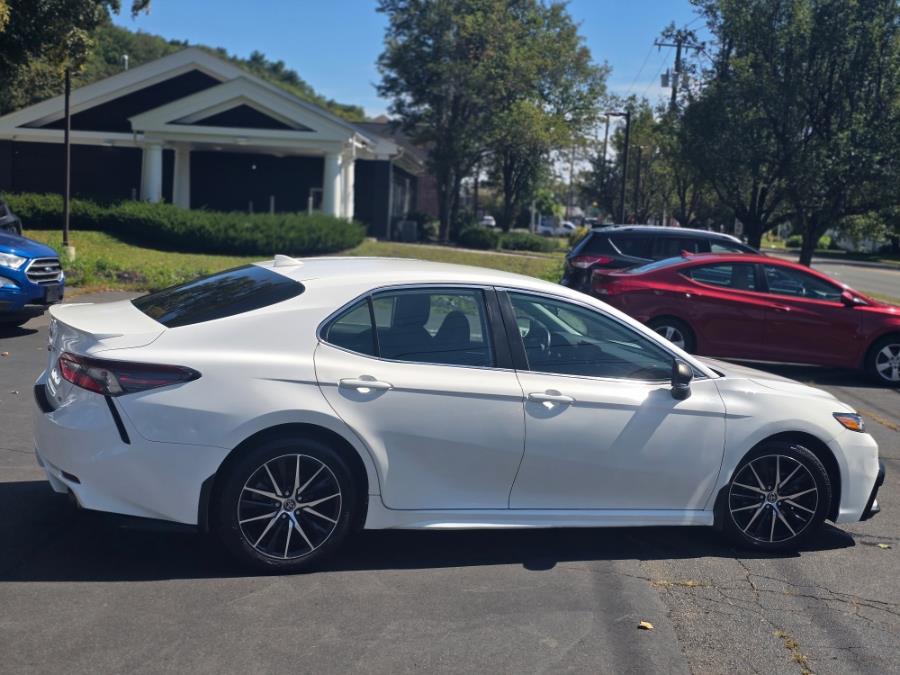 2022 Toyota Camry SE - Photo 9