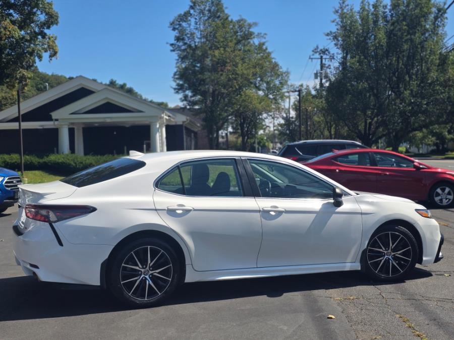 2022 Toyota Camry SE - Photo 8