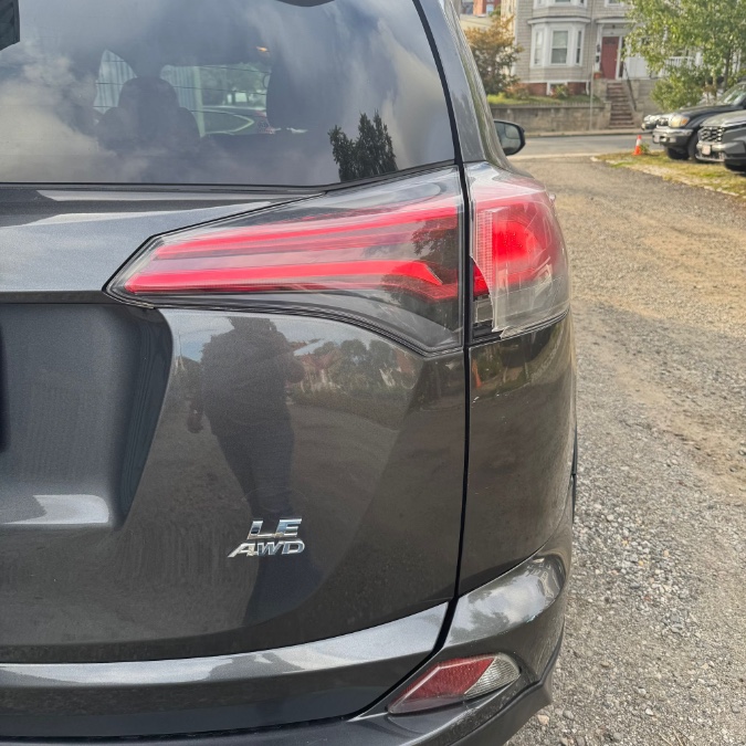 2017 Toyota RAV4 LE - Photo 9