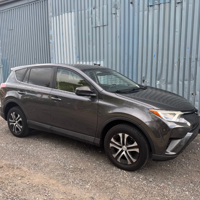 2017 Toyota RAV4 LE - Photo 3