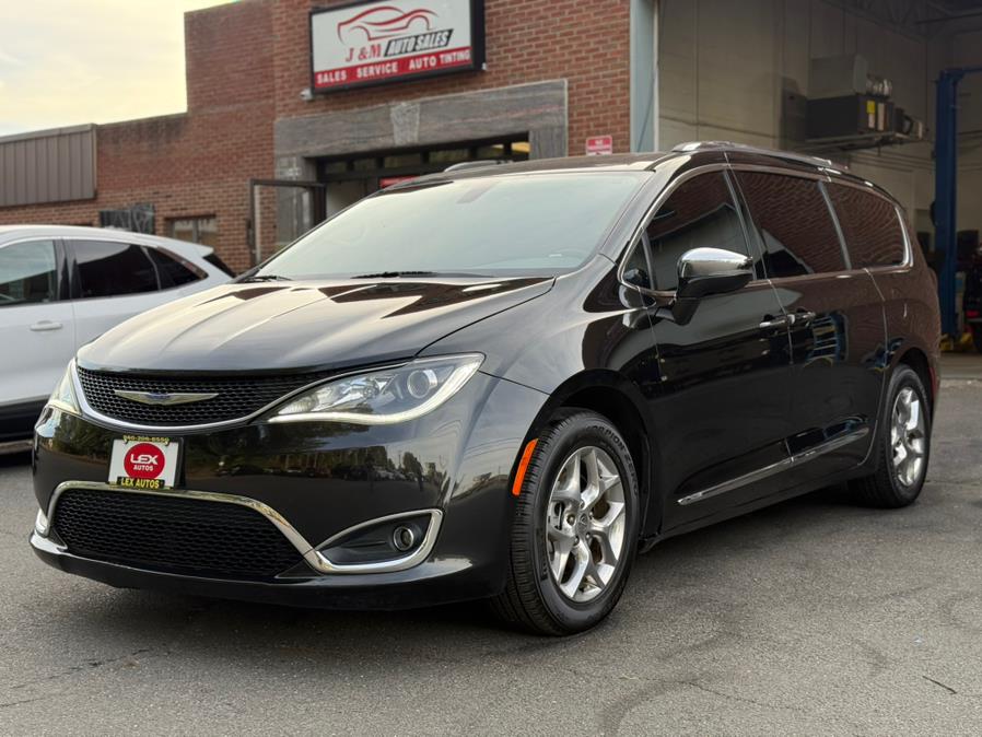2019 Chrysler Pacifica Limited's photo