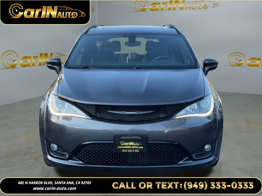 2019 Chrysler Pacifica Limited's photo