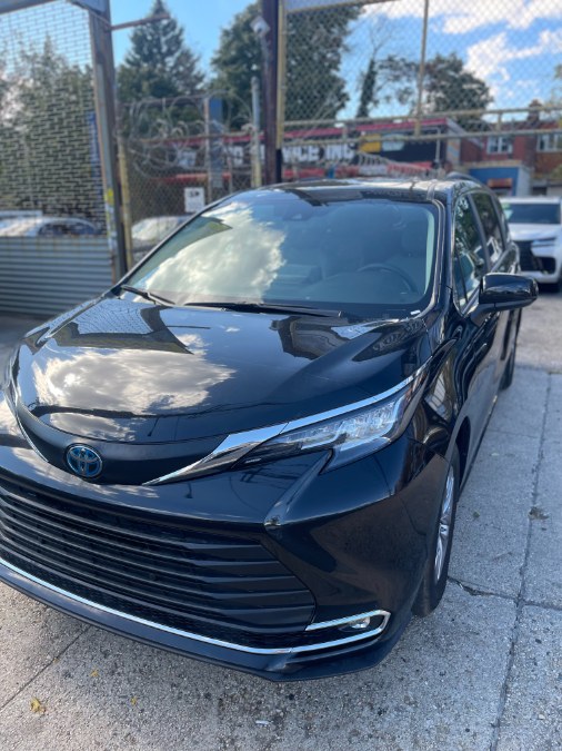 2024 Toyota Sienna XLE - Photo 2
