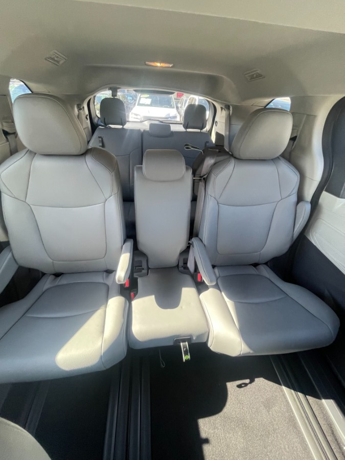 2024 Toyota Sienna XLE - Photo 13
