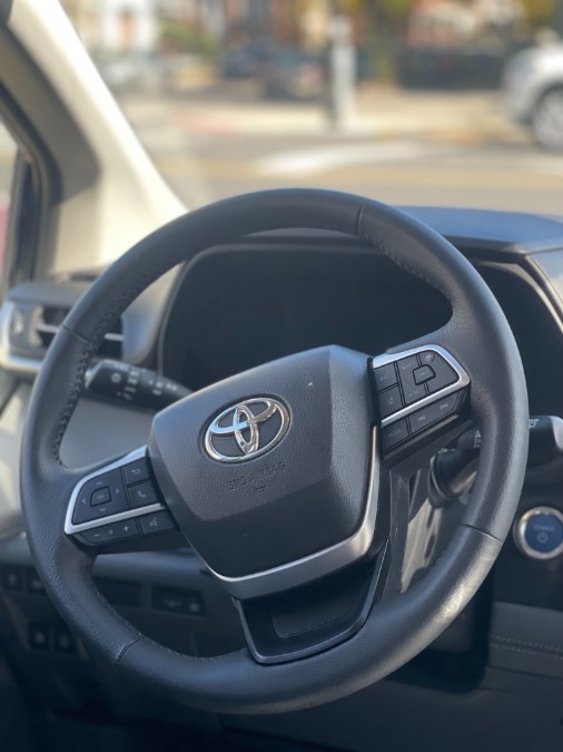 2024 Toyota Sienna XLE - Photo 25