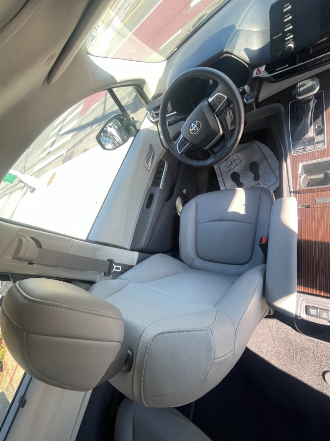 2024 Toyota Sienna XLE - Photo 14