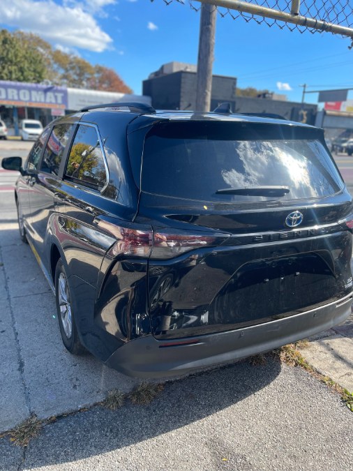 2024 Toyota Sienna XLE - Photo 3