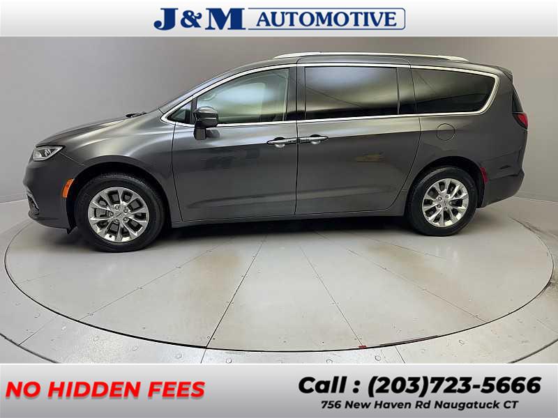 2021 Chrysler Pacifica Touring L's photo
