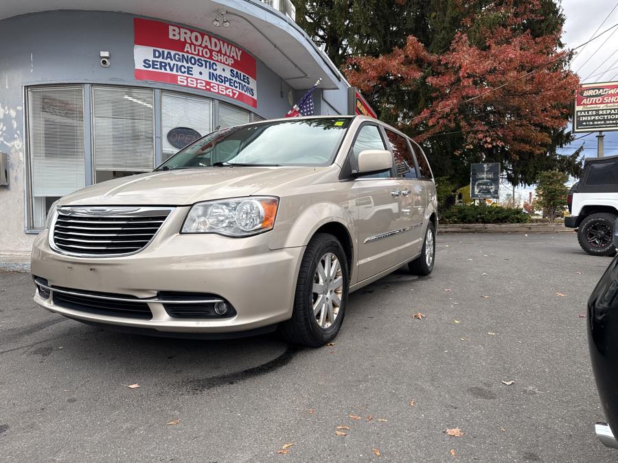 2015 Chrysler Town & Country Touring's photo