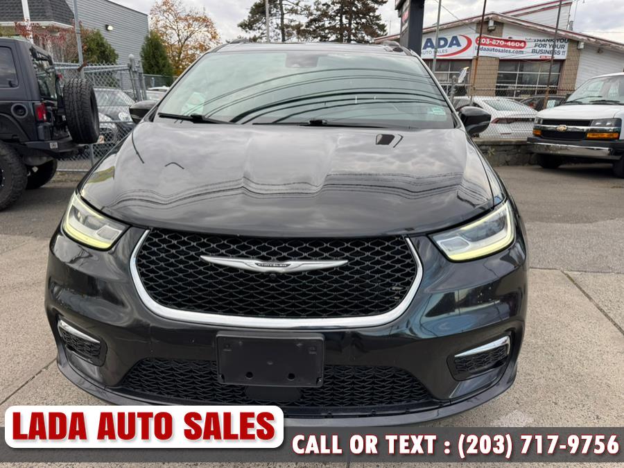 2022 Chrysler Pacifica Touring's photo