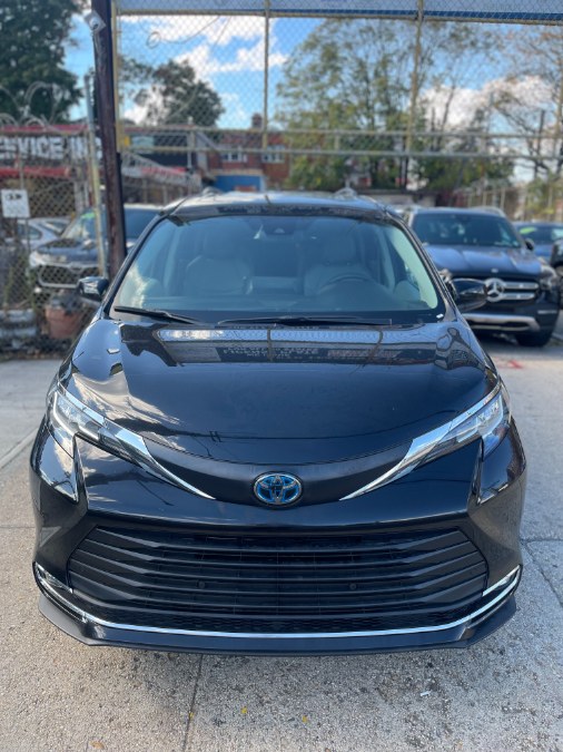 2025 Toyota Sienna XLE 8-Passenger Hybrid FWD's photo