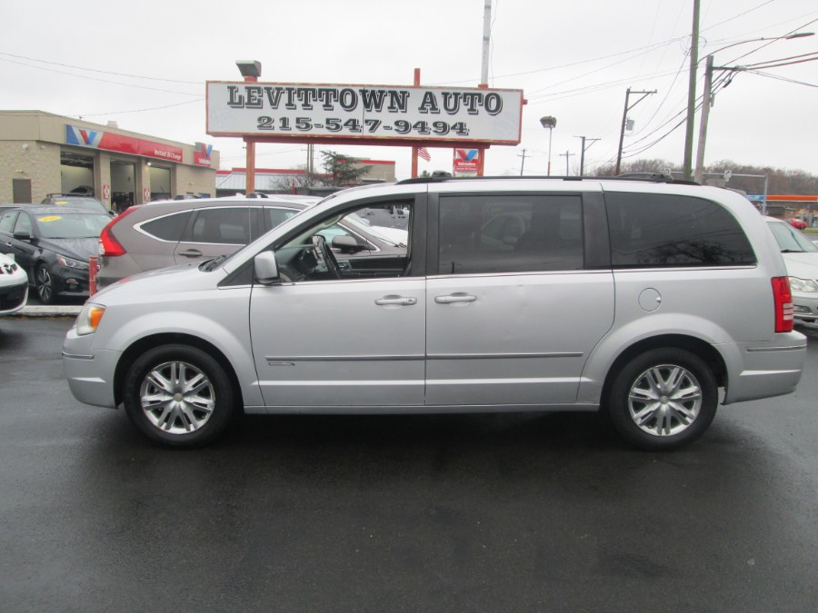 2010 Chrysler Town & Country Touring's photo