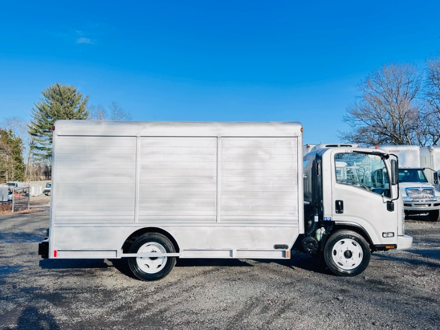 2017 Isuzu NRR - Photo 2